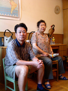 軋偉林と妻の張振霞(2003年)。 軋偉林は5月25日に自殺した。