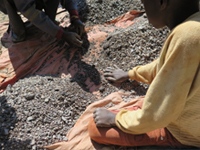 コンゴの鉱山で働かされる子どもたち