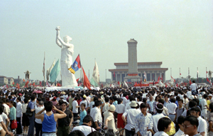 天安門広場に集結し、民主化を求める人びと 1989年6月