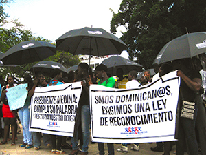 ドミニカ政府の方針転換に抗議をする人たち