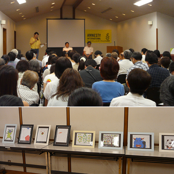 （上）会場は満員でした。（下）松本健次さんが描いた絵の展示