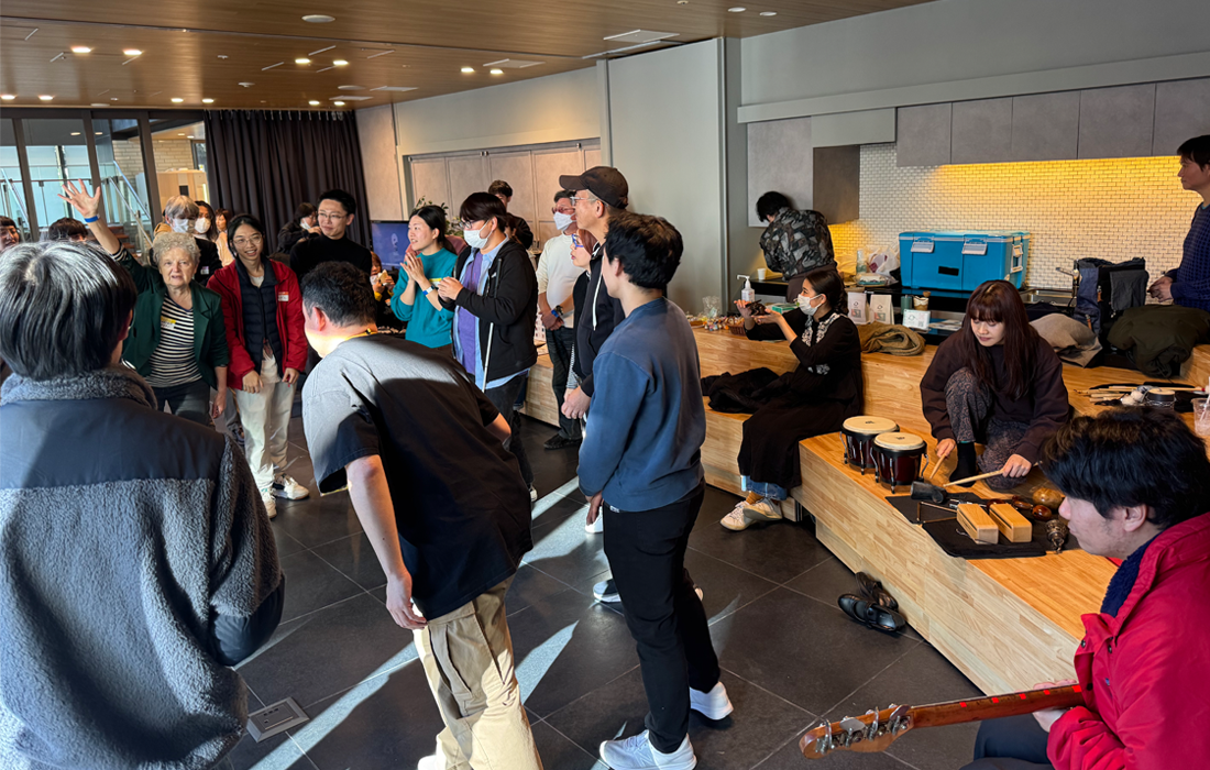 「相手の提案に対して肯定し(Yes)自分も参加する(and)」という演劇の原則を取り入れた「Yes, and」体験演劇ワークショップを、「LOLOET Trois」のパフォーマンスと共に実践しました