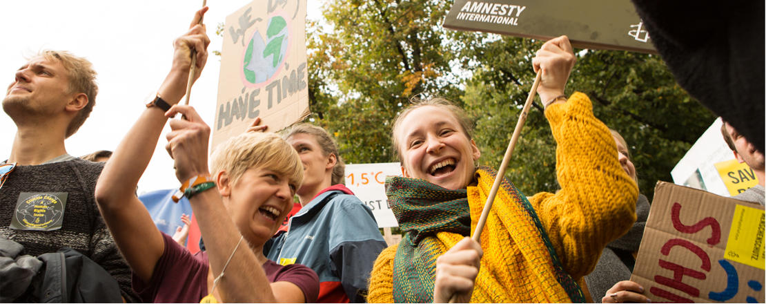 ベルリンのグローバル気候マーチに参加するサポーター
