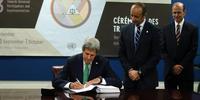 US Secretary of State John Kerry signs the Arms Trade Treaty (C) Spencer Platt/Getty Images