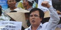 ベトナムで最も著名な反体制派の弁護士が禁錮刑を受けたことに抗議する人びと(C) HOANG DINH NAM/AFP/GettyImage