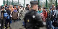 Riot police began to expel around 700 migrants and asylum-seekers from the camps.(C) AFP/Getty Images
