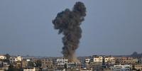 Smoke billows following an Israeli military strike on Gaza City on 19 August.(C) AFP/Getty Image