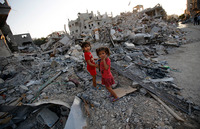 Palestinian two sisters Iman, 5, and Nirmen, 4, amidst the rubble of their destroyed home in the Al-Masryeen neighbourhood east of Beit Hanun town, northern Gaza Strip on, 12 Augast 2014. （C）Mahammed-Saber-epa