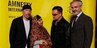 Malala received an Amnesty International Ambassador of Conscience award in 2013 - and met U2 (C) Amnesty International - Robbie Reynolds