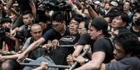 香港で民主的デモ隊の女性らが警官の目の前で襲われる