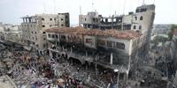 Palestinians gather around the remains of a commercial center, which witnesses said was hit by an Israeli air strike, in Rafah, 2014.(C)REUTERS/Ibraheem Abu Mustafa