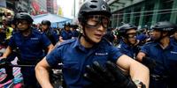 Hong Kong riot police start to clear up Nathan Road occupied by pro-democracy protesters in the Mong Kok district on November 26.(C)Lucas Schifres/Getty Images