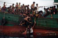 東南アジア諸国は船上難民数千人の命を救え