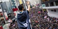 香港：元日の平和的デモに催涙弾