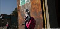 タリバン　女子学校再開認めず　生徒の将来を打ち砕く