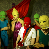 プーチン大統領を批判する歌を歌ったために拘束された、パンクバンドプッシー・ライオットのメンバー