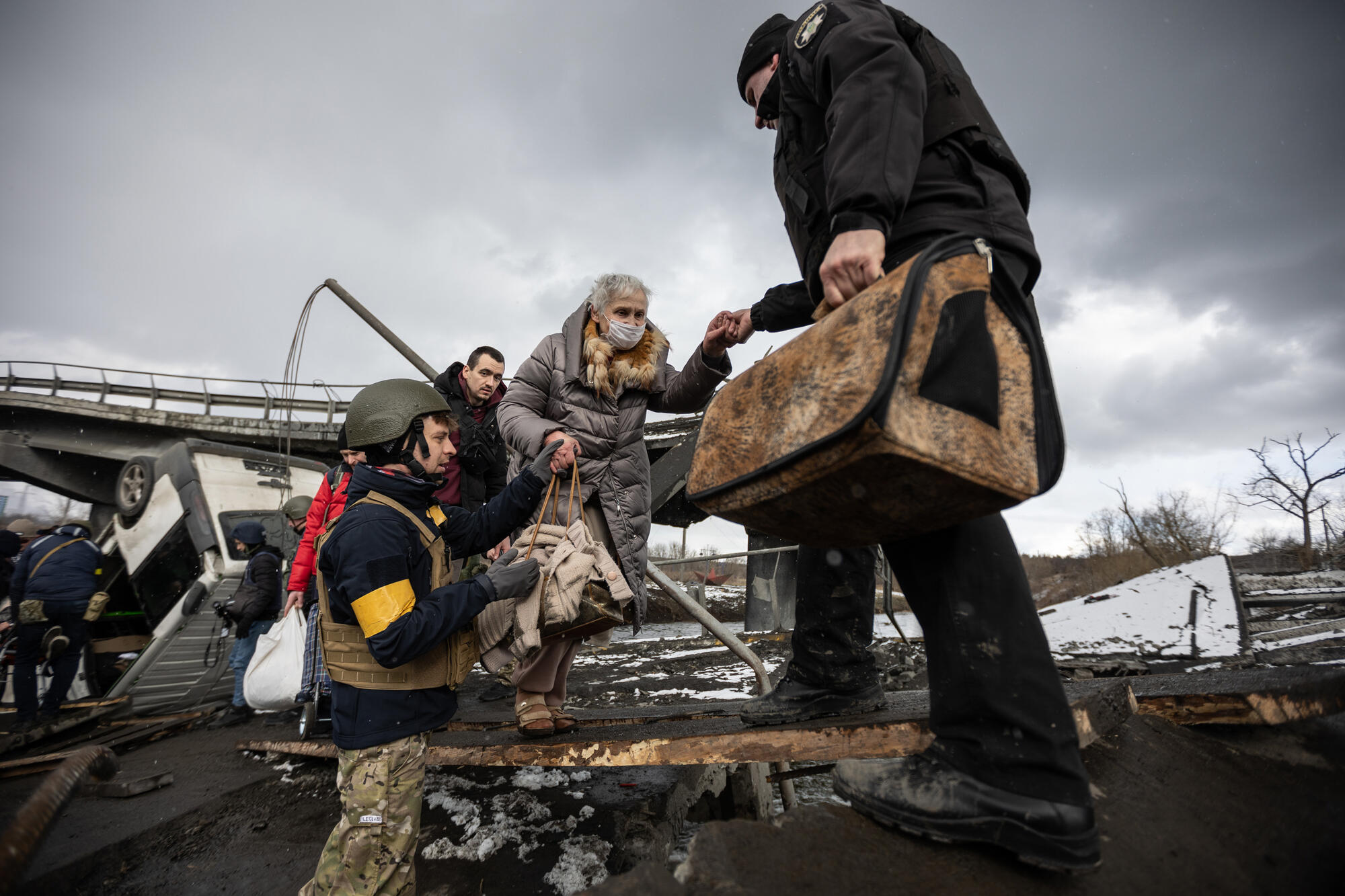 ウクライナ、イルピンの街から非難する住民
