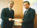 山根外務副大臣に要請書を手渡す若林事務局長