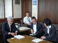 前小川法相(左)
