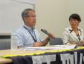 抗議記者会見で発言する若林事務局長