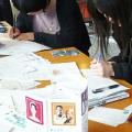 金沢グループの手紙書きの様子