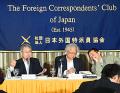 記者会見の様子:若林事務局長(左)と安田弁護士(中央)