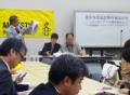 会見で報告をする若林事務局長