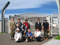 札幌刑務所の前にて