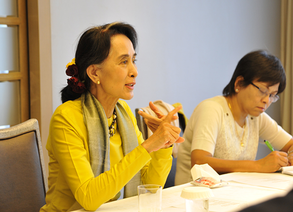 hrc_suu_kyi_20130423_03.jpg