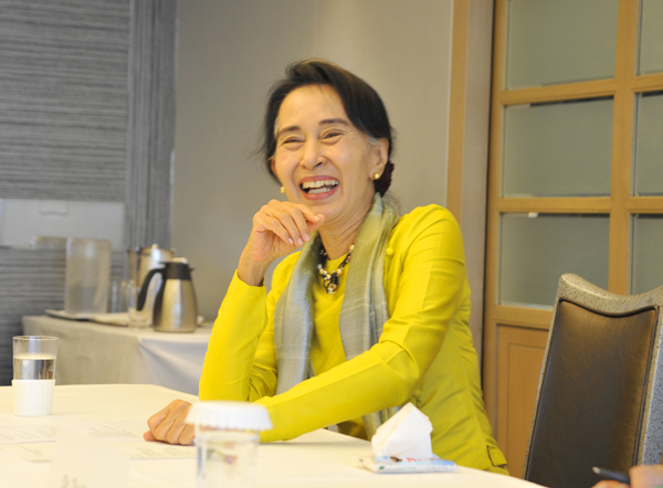 hrc_suu_kyi_20130423_04.jpg