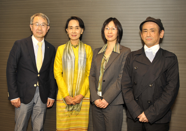 hrc_suu_kyi_20130423_05.jpg