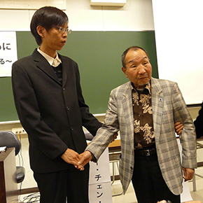 袴田さんと握手するスー・チェン・ホさん