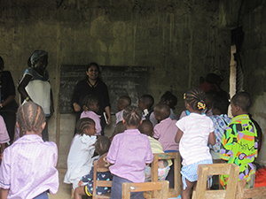 シエラレオネの学校で学ぶ少女たち