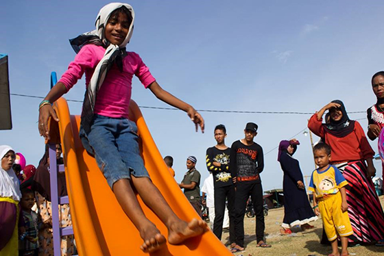 ロヒンギャ難民の子どもたちが遊ぶことを学べるような場を、地域の人たちと連携して提供している