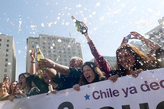 チリで中絶の一部が容認されたことを祝う人たち