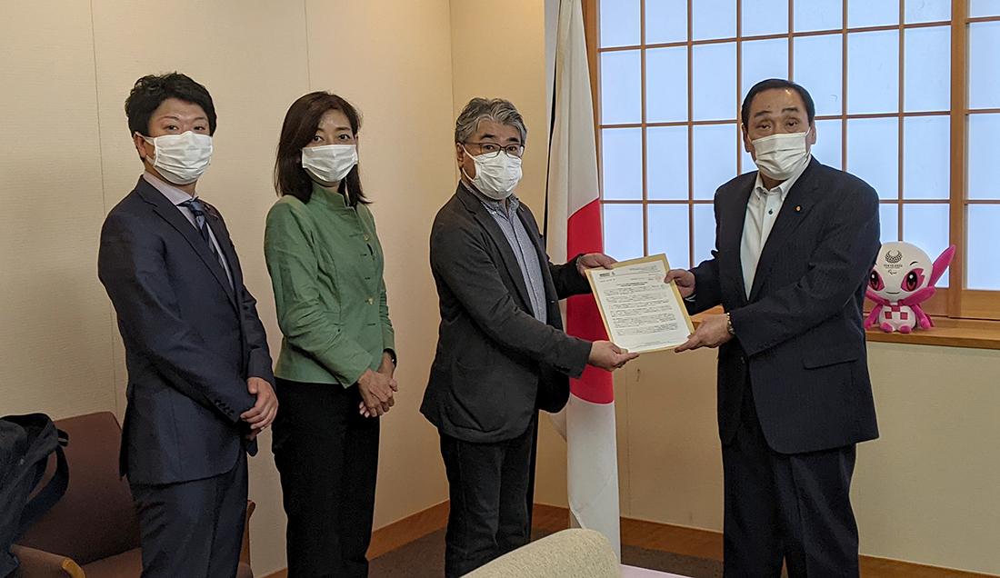 左から：石川大我議員、牧山ひろえ議員（アムネスティ議員連盟事務局長）、中川英明（アムネスティ・インターナショナル日本事務局長）、中西哲外務省大臣政務官