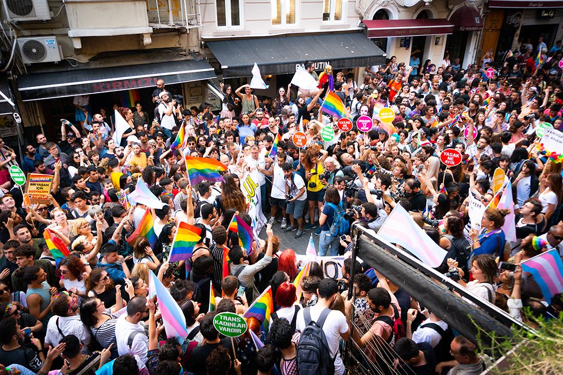 トルコ、イスタンブールのプライドマーチ(2019年)。市内各所でのマーチは禁止されたが、交渉の結果、参加者はタクシム広場近くのミス・ストリートに集まることが許され、プライド組織委員会の代表が声明を読み上げた。　