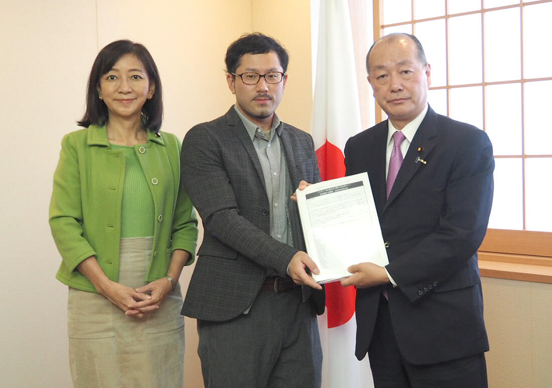 右から、外務大臣政務官の高木啓衆議院議員、アムネスティ日本活動活動マネージャー武田伸也、アムネスティ議連・牧山ひろえ参議院議員