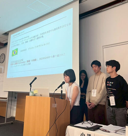 人権のためにできることについてプレゼンするユースのメンバー