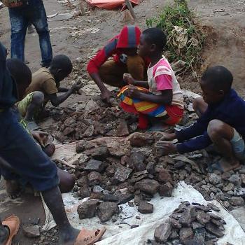 コバルト鉱石を選別する子どもたち (コンゴ民主共和国)