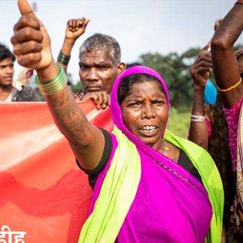 発電所建設のために奪われた土地を取り戻すために活動するインドの女性