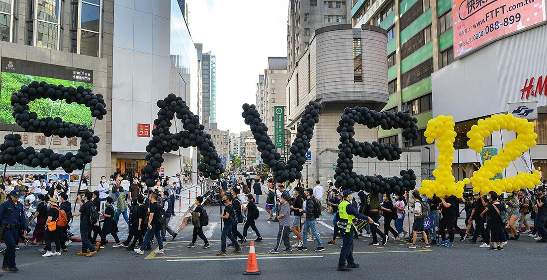 2020年8月、香港の若者12人が、高速艇で香港を脱出したところを中国海警局に拘束された。うち10人が不公正な裁判の末に有罪判決を受けた。写真は、2020年10月25日に台北市中心部で行われた「Save12」キャンペーンの様子 ©AFP via Getty Images