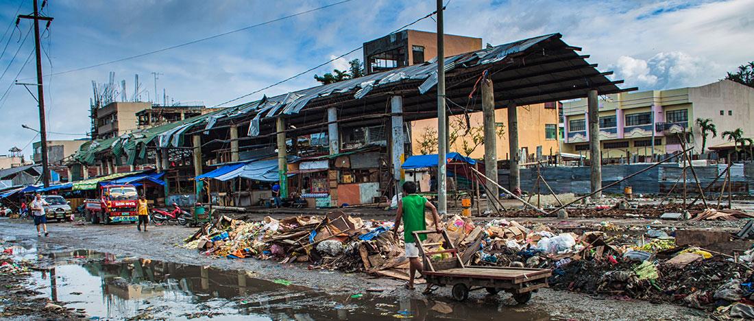 台風ヨランダで壊滅的な被害を受けたフィリピンの町