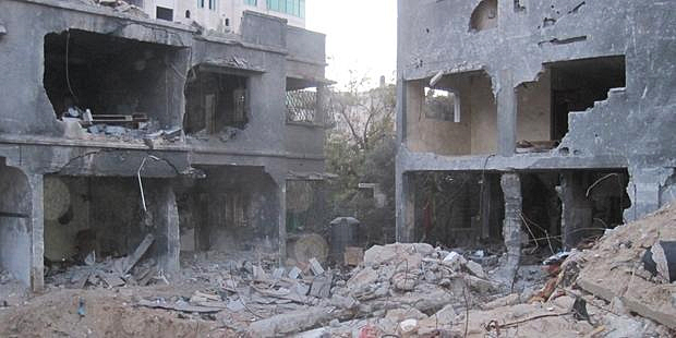 ガザ市内の自宅を空爆され、アル=ダル家10人が亡くなった。
