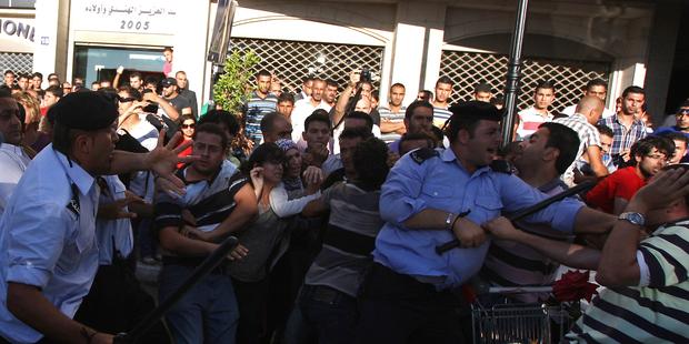 平和的デモ参加者を攻撃するパレスチナの警官(C)ABBAS MOMANI/AFP/GettyImages