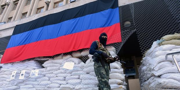 An armed man in military fatigues stands guard outside a regional administration building seized by the separatists in the eastern Ukrainian city of Slovyansk on April 23, 2014.(C)KIRILL KUDRYAVTSEV/AFP/Getty Images