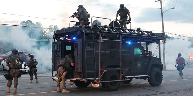 マイケル・ブラウンさんの射殺に抗議するデモを解散させようと催涙ガスを使用する警察（ミズーリ州ファーガソン）(C) epa