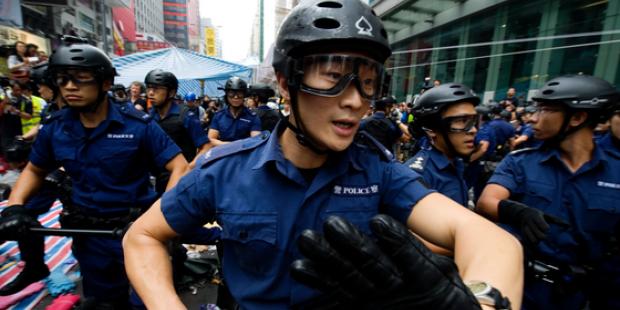 Hong Kong riot police start to clear up Nathan Road occupied by pro-democracy protesters in the Mong Kok district on November 26.(C)Lucas Schifres/Getty Images