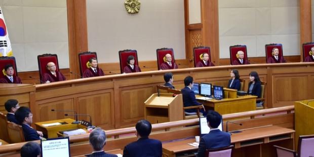 Judges in South Korea's Constitutional Court deliver their ruling to dissolve the Unified Progressive Party on 19 December 2014.(C)Jung Yeon-Je/Getty/AFP