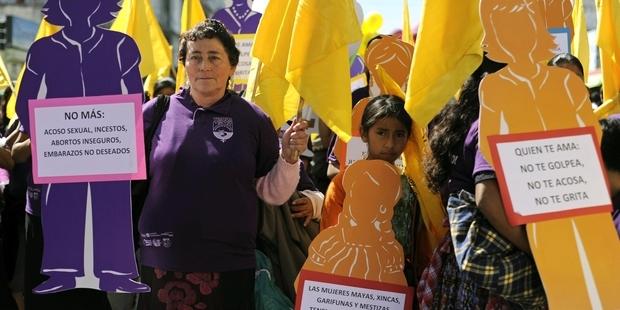 女性に対する暴力に抗議する女性たち。グアテマラシティにて。(c)JOHAN ORDONEZ/AFP/Getty Images